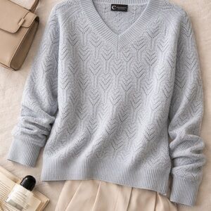 Bloomingdale’s 100% Cashmere Cable Knit V-Neck Sweater Powder Blue-Gray Size S